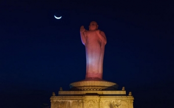 Bức tượng Phật Thích Ca Mâu Ni cao 17 mét tại hồ Hussain Sagar, Hyderabad, India